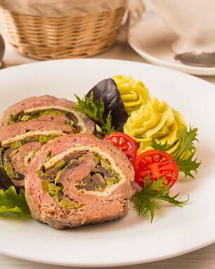 Мясной рулет с брокколи и грибами