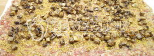 мясной рулет с грибами и сыром новогодний. Шаг 10