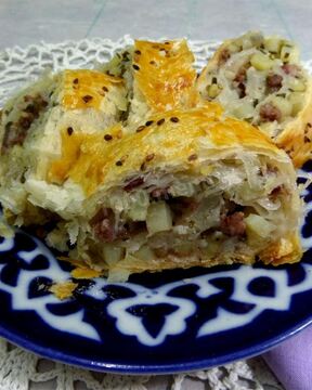 Мясной рулет в слоеном тесте