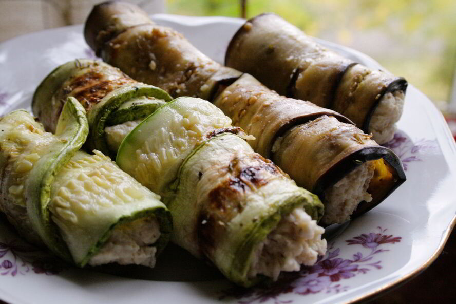 Рецепт нежных рулетиков с моцареллой из баклажана и цукини