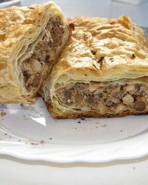 Рулет из слоеного бездрожжевого теста