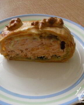 Рулет из слоеного теста и рыбы