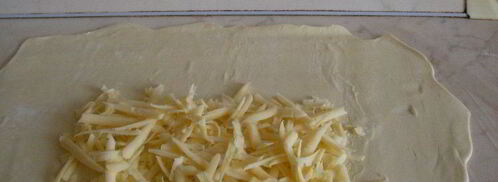 рулет из слоеного теста и рыбы. Шаг 6