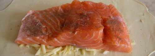 рулет из слоеного теста и рыбы. Шаг 7