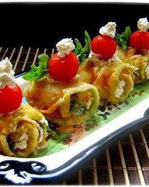 Рулетики из кабачков, мягкого сыра и чеснока