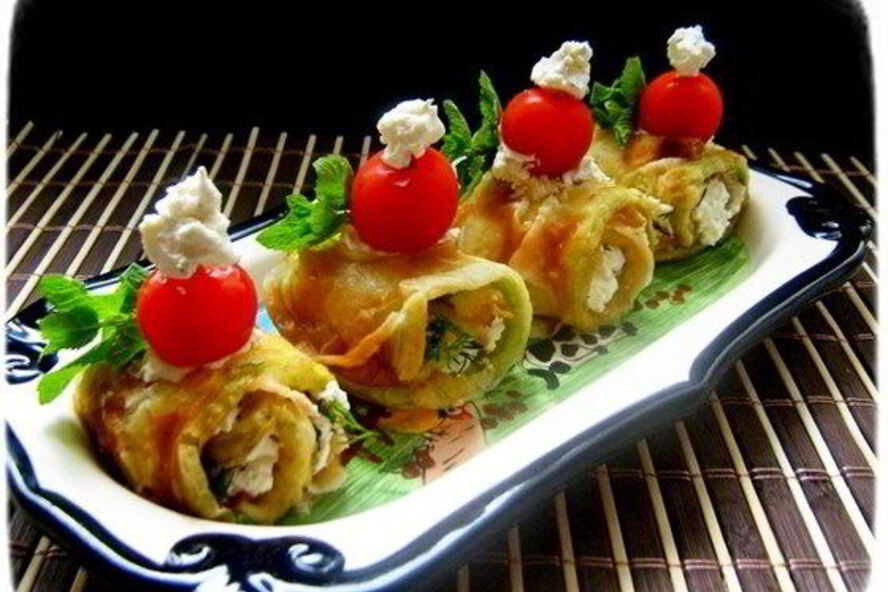 Рецепт рулетиков из кабачков, мягкого сыра и чеснока