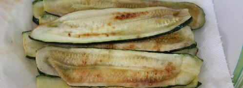 рулетики из кабачков с помидорами и сыром. Шаг 4