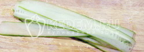 рулетики из огурцов с начинкой. Шаг 5