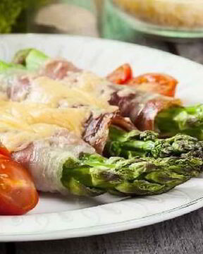 Рулетики из спаржи с зеленым луком