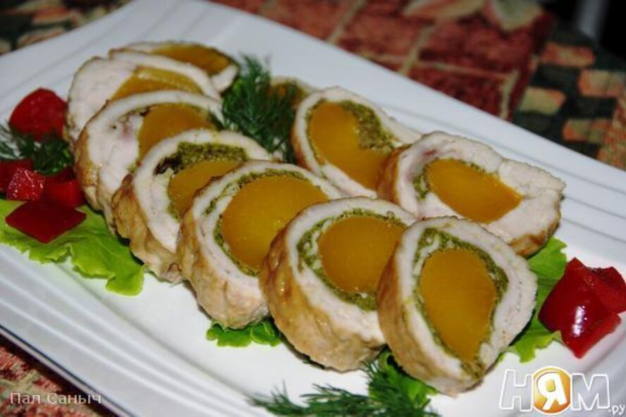 Рецепт рулетов из индейки с персиками и мятным песто