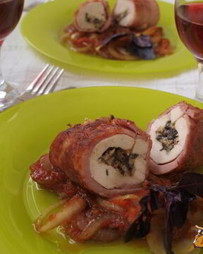 Рулеты из куриного филе в ветчинной шубке