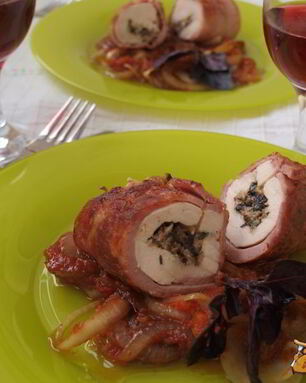 Рулеты из куриного филе в ветчинной шубке