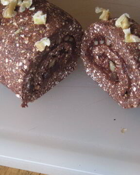 Шоколадный рулет с грецкими орехами