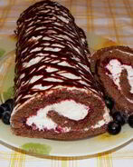 Шоколадный рулет со сливками и смородиной