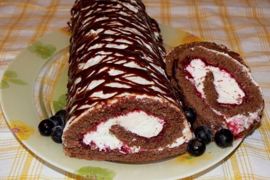 Рецепт шоколадного рулета со сливками и смородиной