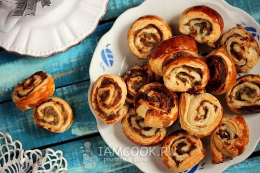 Рецепт слоеных рулетиков с мясным фаршем