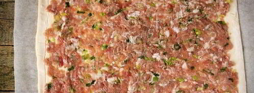 слоеные рулетики с мясным фаршем. Шаг 5