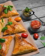 Домашняя самса с курицей из слоеного теста