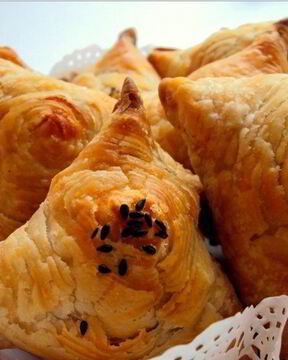 Самса из слоеного теста с курицей