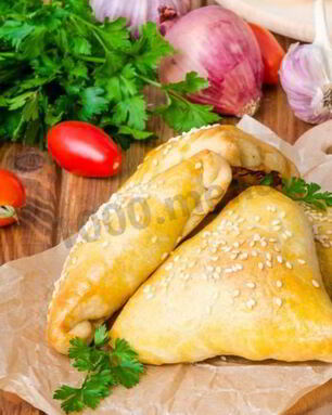 Самса с курицей из слоеного теста