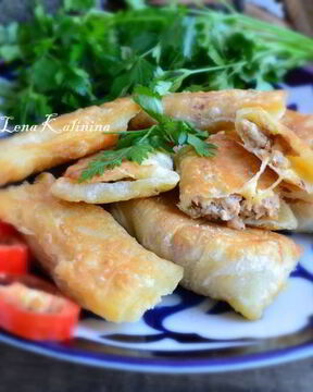 Самса слоеная с куриным фаршем и сыром, жареная на сковороде