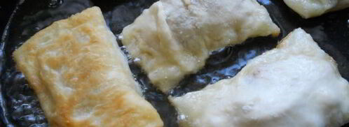 самса слоеная с куриным фаршем и сыром, жареная на сковороде. Шаг 6