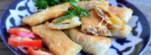 самса слоеная с куриным фаршем и сыром, жареная на сковороде. Шаг 7