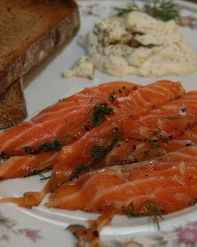 Семга, маринованная в джине с можжевельником