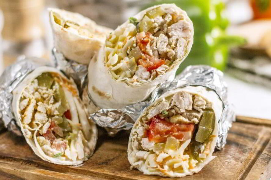 Рецепт домашней шаурмы с курицей, свежими овощами и сметанным соусом в тонком лаваше