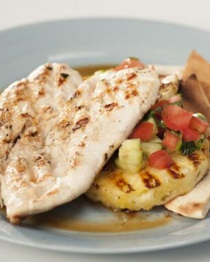 Шаверма с курицей на тарелке