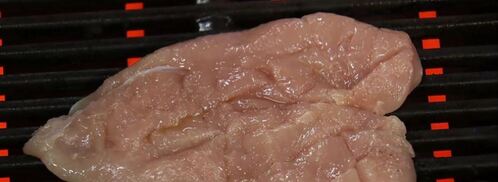 шаверма с курицей на тарелке. Шаг 3