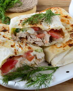 Шаверма с пикантной курочкой и чесночным соусом