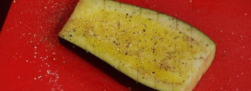 стейки из баклажана, цукини и красного перца с овощным соусом и картофельными драниками. Шаг 4