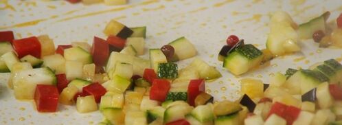 стейки из баклажана, цукини и красного перца с овощным соусом и картофельными драниками. Шаг 6