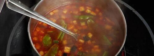 стейки из баклажана, цукини и красного перца с овощным соусом и картофельными драниками. Шаг 7