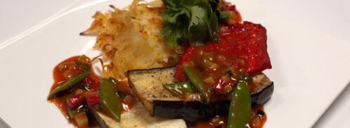 стейки из баклажана, цукини и красного перца с овощным соусом и картофельными драниками. Шаг 8