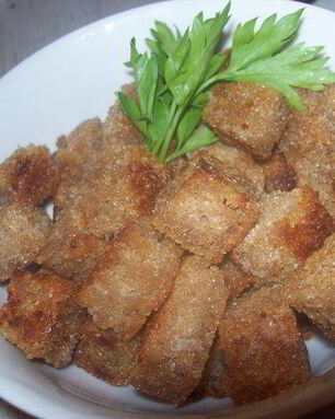 Чесночно-лимонные сухарики для салатов