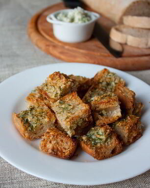 Чесночные сухарики из чабатты