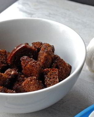 Сухарики из черного хлеба с чесноком