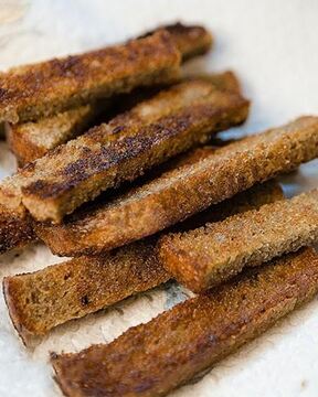 Сухарики из черного хлеба в духовке