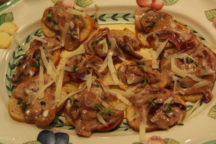 Рецепт сухариков с грибной начинкой, сыром и зеленью