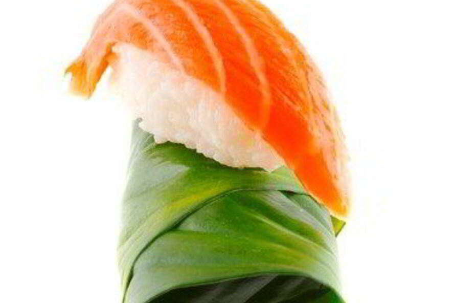 Рецепт суш из лосося в листьях свеклы