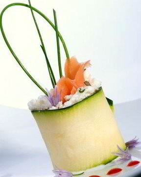 Суши из цукини с лососем и укропным соусом