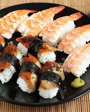 Суши с креветкой, угрем и омлетом