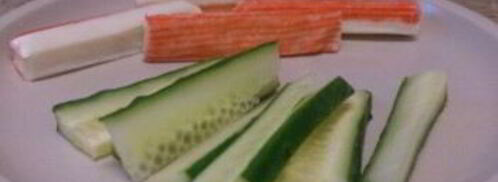 суши с огурцом и крабовыми палочками. Шаг 3