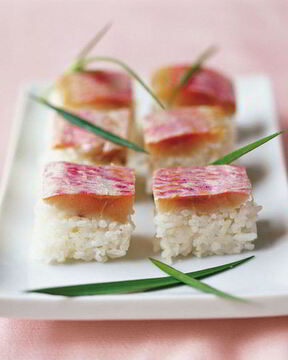 Суши со средиземноморской султанкой