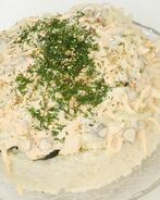 Суши-торт с кальмарами и огурцами