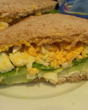 Английский сэндвич с яйцом, огурцом и руколой