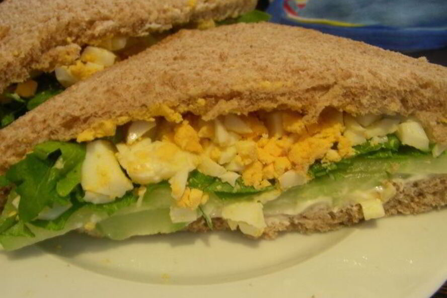 Рецепт английского сэндвича с яйцом, огурцом и руколой