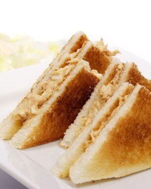 Быстрые сэндвичи с консервированным лососем и васаби